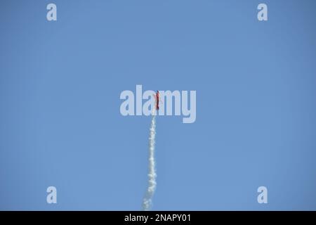 FORT LAUDERDALE, FL - 06 MAGGIO: F-16 Viper Demo esibirsi nel Ford Lauderdale Air Show il 6 maggio 2017 a Fort Lauderdale, Florida persone: F-16 Viper Demo Transmission Ref: FLXX deve chiamare se interessato Michael Storms Credit: Storms Media Group/Alamy Live News Foto Stock