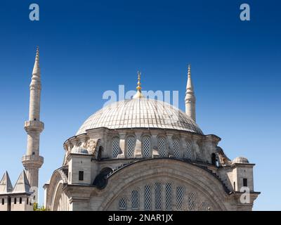 Immagine della cupola della cupola, minareti di una moschea storica nella parte europea di Istanbul, Turchia, tipica dell'architettura ottomana. Foto Stock