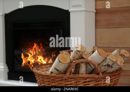 Legna da ardere in cesta di vimini vicino al camino interno Foto stock -  Alamy