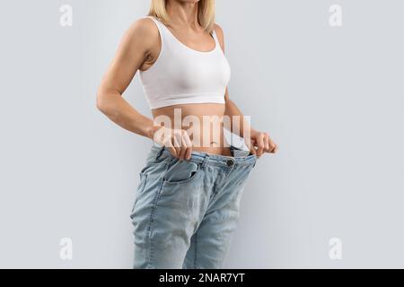 Donna di mezza età irriconoscibile che mostra risultati disintossicanti, ritagliata Foto Stock