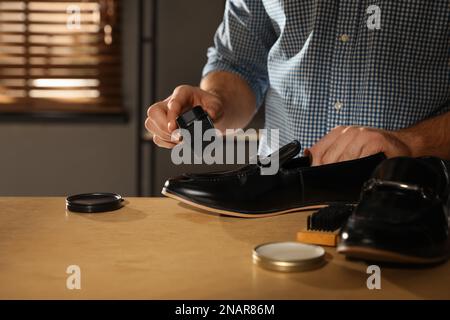 Maestro prendersi cura delle scarpe nella sua officina, primo piano Foto Stock