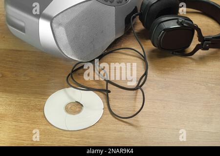 compact disc con lettore cd e cuffie sullo sfondo Foto Stock