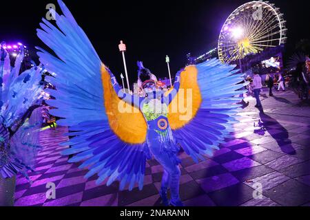 Nizza, Francia. 11th Feb, 2023. Un performer partecipa al Carnevale di Nizza del 2023 a Nizza (Francia), 11 febbraio 2023. Il Carnevale di Nizza del 2023 si svolge dal 10 al 26 febbraio. Credit: Servizio Haouzi/Xinhua/Alamy Live News Foto Stock