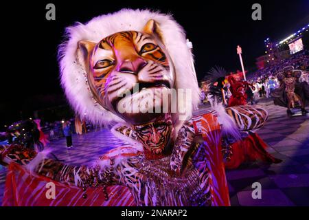 Nizza, Francia. 11th Feb, 2023. Un performer partecipa al Carnevale di Nizza del 2023 a Nizza (Francia), 11 febbraio 2023. Il Carnevale di Nizza del 2023 si svolge dal 10 al 26 febbraio. Credit: Servizio Haouzi/Xinhua/Alamy Live News Foto Stock