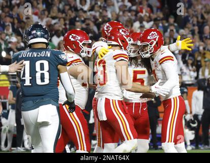 Glendale, Stati Uniti. 12th Feb, 2023. Kansas City Chiefs Place Kicker Harrison Butker festeggia con il titolare Tommy Townsend (5) dopo che il suo gioco ha vinto 27 yard Field Goal cancella i montanti per sconfiggere il Philadelphia Eagles 38-35 in Super Bowl LVII allo state Farm Stadium di Glendale, Arizona, domenica 12 febbraio 2023. Foto di John Angelillo/UPI Credit: UPI/Alamy Live News Foto Stock