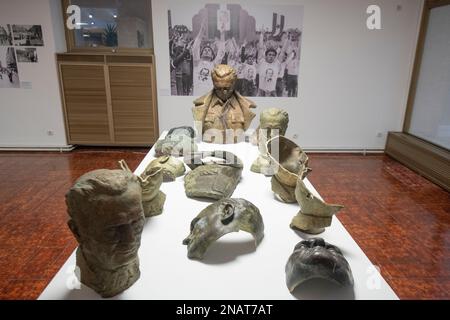 Museo della Jugoslavia: Centro memoriale - Fondo Josip Broz Tito. Sculture del busto di Josip Broz Tito. Belgrado, Serbia Foto Stock