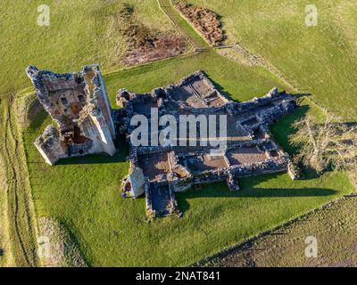 Veduta aerea del Castello di Edlingham vicino ad Alnwick nel Northumberland, Inghilterra nord-orientale. Le rovine di una casa padronale che si pensa sia stata costruita nel 1295AD. Esso Foto Stock