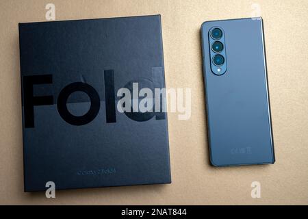 Budapest, Ungheria - 05 gennaio 2023. Nuovissimo Samsung Galaxy Z Fold 4 in colore grigio-verde. Il dispositivo è in posizione chiusa. Confezione originale sul Foto Stock