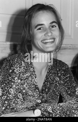 Archivi 90ies: Attrice francese Judith Godreche partecipa alla conferenza stampa 'la Désenchantée' un film di Benoît Jacquot, Lione, Francia, 1990 Foto Stock