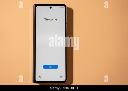 Budapest, Ungheria - 05 gennaio 2023. Nuovissimo Samsung Galaxy Z Fold 4 in colore grigio-verde. Nuovo smartphone con uno schermo pieghevole in primo piano. Il dispositivo Foto Stock