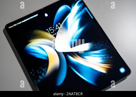 Budapest, Ungheria - 05 gennaio 2023. Nuovissimo Samsung Galaxy Z Fold 4 in colore grigio-verde. Primo piano del nuovo smartphone con schermo pieghevole aperto. W Foto Stock