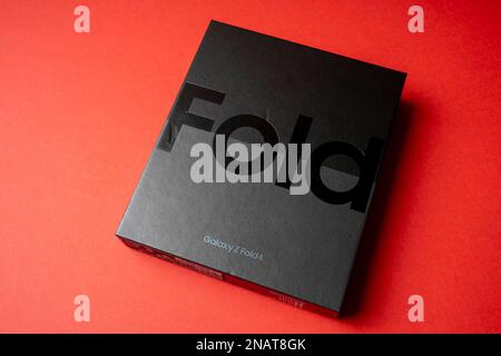 Budapest, Ungheria - 05 gennaio 2023 nuovissimo Samsung Galaxy Z Fold 4 in confezione originale. Su sfondo rosso. Foto Stock