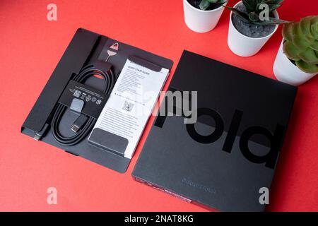 Budapest, Ungheria - 05 gennaio 2023 nuovissimo Samsung Galaxy Z Fold 4 in confezione originale. Su sfondo rosso. Foto Stock