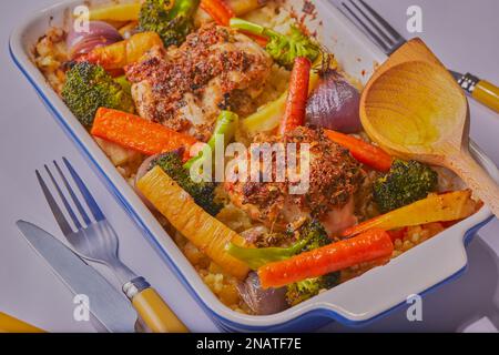 arrostire le cosce di pollo con verdure arrostite su un letto di purè di patate arrostite. Foto Stock