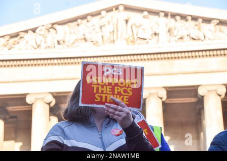 Londra, Regno Unito. 13th febbraio 2023. PCS (Public and Commercial Services Union) picket fuori dal British Museum, mentre il personale va in sciopero per pagare. Foto Stock