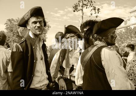 PARIGI, FRANCIA - 3 OTTOBRE 2015: Giovani in costume di pirati zombie che partecipano alla parata Zombie a Place de la Republique. Foto di seppia Foto Stock