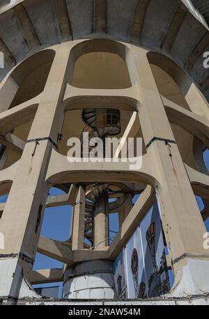 Bangkok, Thailandia - 09 Feb, 2023 - Vista delle strutture colonnari vecchia torre dell'acqua in cemento e scala a chiocciola in metallo. Grande serbatoio dell'acqua nel wate Foto Stock