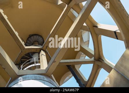 Bangkok, Thailandia - 09 Feb, 2023 - Una vista dal basso verso l'alto delle strutture colonnari vecchia torre dell'acqua fatta di cemento e scala a chiocciola in metallo. Grande serbatoio dell'acqua Foto Stock