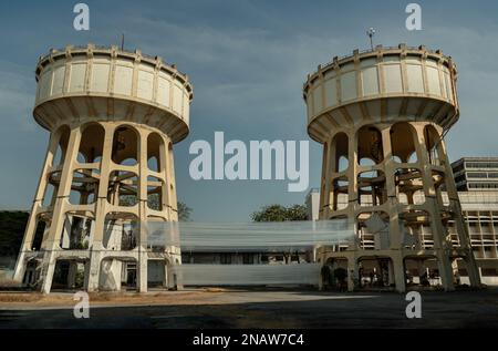 Bangkok, Thailandia - 09 Feb, 2023 - due vecchie torri d'acqua in cemento è una struttura elevata che sostiene un serbatoio d'acqua costruito dall'influenza Foto Stock