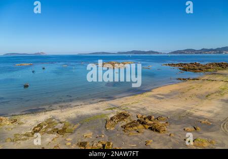 Vigo, Spagna - 27 luglio 2022: Persone in spiaggia di Samil in un giorno d'estate, Vigo. Spagna Foto Stock