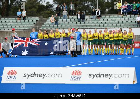 13th febbraio 2023; Sydney Olympic Park Hockey Centre, Sydney, NSW, Australia: FIH Pro League International Hockey, Australia contro Cina; Australia durante il loro inno nazionale Foto Stock