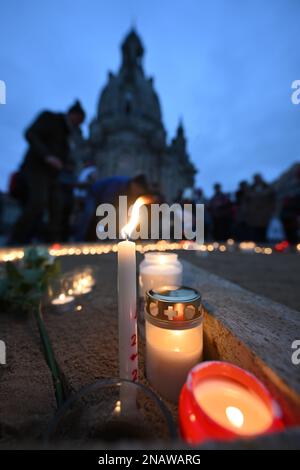 Dresda, Germania. 13th Feb, 2023. Le candele bruciano il 78th° anniversario della distruzione di Dresda nella seconda guerra mondiale sul Neumarkt di fronte alla Frauenkirche. Il 13 febbraio, la capitale dello stato Dresden commemora la distruzione della città durante la seconda guerra mondiale 78 anni fa. Il 13 e 14 febbraio 1945, i bombardieri alleati riducevano il centro della città sull'Elba a macerie. Fino a 25.000 persone hanno perso la vita. Credit: Robert Michael/dpa/Alamy Live News Foto Stock