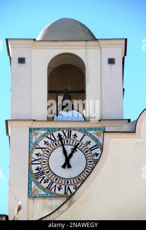 Gaeta, Italia. Vista esterna della Chiesa di Santa Maria di Porto salvo. Primo piano della torre dell'orologio, con belle maioliche policrome. Foto Stock