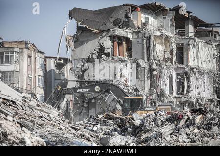 Kahramanmaras, Turchia, Turchia. 12th Feb, 2023. Soccorritori a Kahramanmaras Turchia, lavori nelle rovine di un edificio distrutto dal terremoto dell'ottobre 30. (Credit Image: © Abed Alrahman Alkahlout/Quds Net News via ZUMA Press Wire) SOLO PER USO EDITORIALE! Non per USO commerciale! Foto Stock