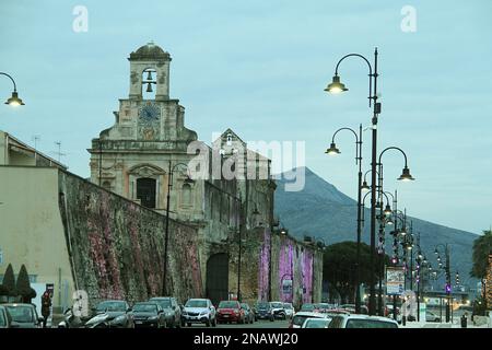 Gaeta, Italia. Lungomare G. Caboto e il Santuario barocco della Santissima Annunziata (13th-17th). Foto Stock