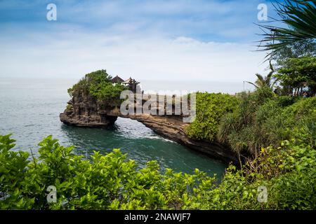 Tempio Tanah Lot sulla costa balinese, Beraban, Bali, Indonesia Foto Stock