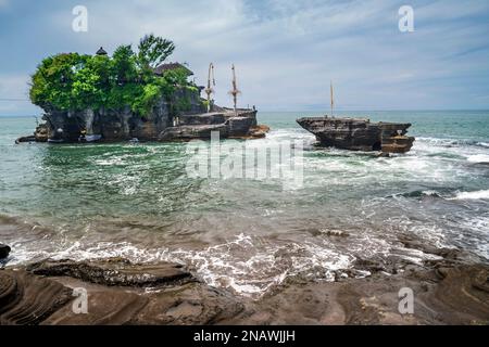 Tempio Tanah Lot sulla costa balinese, Beraban, Bali, Indonesia Foto Stock