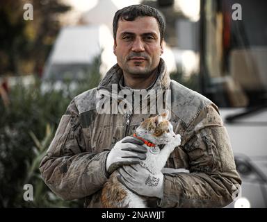 Kahramanmaras, Turchia, Turchia. 12th Feb, 2023. Soccorritori a Kahramanmaras Turchia, lavori nelle rovine di un edificio distrutto dal terremoto dell'ottobre 30. (Credit Image: © Abed Alrahman Alkahlout/Quds Net News via ZUMA Press Wire) SOLO PER USO EDITORIALE! Non per USO commerciale! Foto Stock