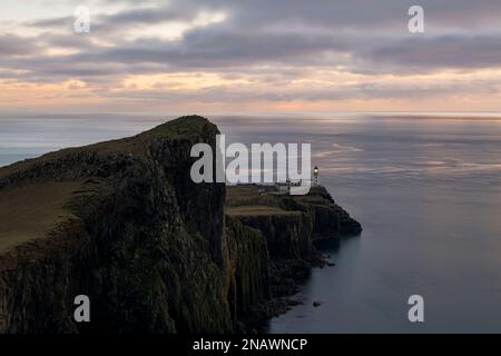 Neist Point e faro sulla costa nord-occidentale dell'isola di Skye, Scozia Foto Stock