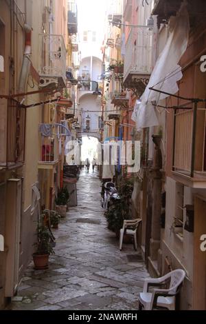 Gaeta, Italia. Stretto vicolo tra edifici residenziali nella Città Vecchia. Foto Stock