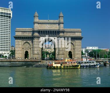 TRAGHETTI PORTA D'INGRESSO PER L'INDIA (©GEORGE WITTET 1924) TAJ TOWER HOTEL (©BATLIWALA & PATELL 1972) APOLLO BUNDER LUNGOMARE MUMBAI INDIA Foto Stock