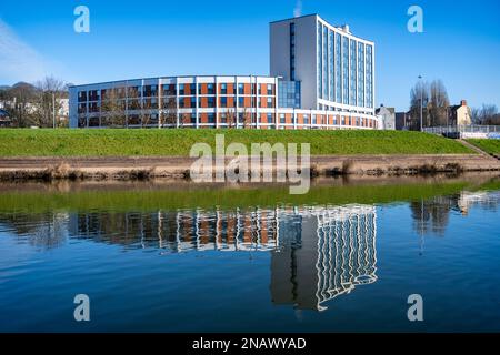 Renslade House offre alloggi per studenti e un hotel accanto al River exe a Exeter, Devon, Regno Unito. Foto Stock