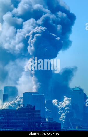 2001 STORICO SETTEMBRE 11 WORLD TRADE CENTER ATTACK NEW YORK CITY USA NORTH TOWER COLLASSO 10,28:00 AM Foto Stock