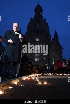 Dresda, Germania. 13th Feb, 2023. Dirk Hilbert (FDP), sindaco di Dresda, accende una candela nel 78th° anniversario della distruzione di Dresda nella seconda guerra mondiale a Neumarkt, di fronte alla Frauenkirche. Il 13 febbraio, la capitale dello stato di Dresda commemora la distruzione della città nella seconda guerra mondiale 78 anni fa. Il 13 e 14 febbraio 1945, i bombardieri alleati riducevano il centro della città sull'Elba a macerie. Fino a 25.000 persone hanno perso la vita. Credit: Robert Michael/dpa/Alamy Live News Foto Stock