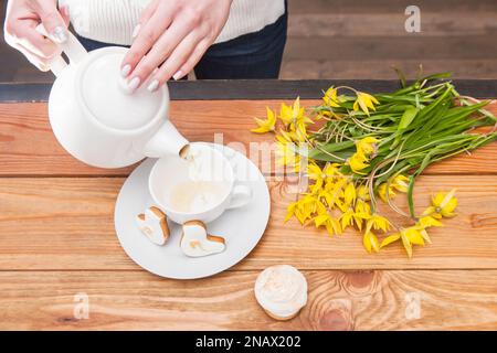 Pan di zenzero e tulipani su sfondo di legno Foto Stock