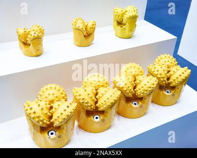 Testa di foratura gialla per la produzione di olio in fiera Foto Stock