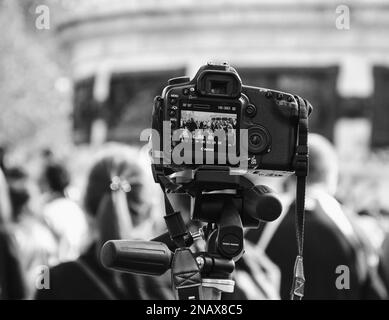 PARIGI, FRANCIA - 3 OTTOBRE 2015: La sfilata di zombie con fotocamera Canon si svolge a Place de la Republique. Zombie Walk è un evento annuale a Parigi. Foto Stock