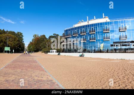 Zelenogorsk, Russia-circa Set, 2021: Hotel-spa Terijoki sulla costa del Golfo di Finlandia. Accesso alla baia dal Parco della Cultura di Zelenogorsk An Foto Stock