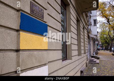 Bandiera Ucraina blu e gialla dipinta su un muro di un edificio come simbolo di infrangibile. Odesa, Ucraina, Decemaber 5th, 2022. Foto Stock