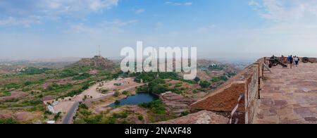 Vista panoramica della città di Jodhpur con parcheggio auto, torri mobili e lago d'acqua accanto al forte di Mehrangarh, jodhpur, Rajasthan, India. Cielo blu sopra. Foto Stock