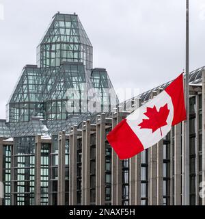 Ottawa, Canada - 23 gennaio 2023: Galleria Nazionale del Canada con bandiera canadese. Foto Stock