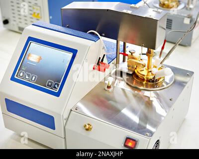 Apparecchio automatico per la misura della temperatura del flash in crogiolo chiuso Foto Stock