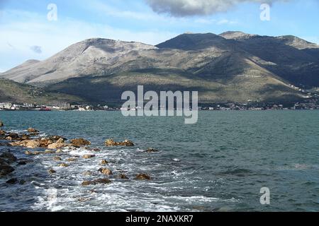 I Monti Aurunci e il Mar Tirreno a dicembre, visti da Gaeta, Italia Foto Stock