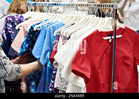 Abbigliamento per medici nel negozio della mostra Foto Stock