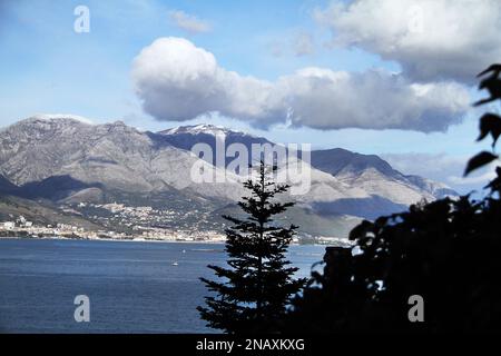 I Monti Aurunci in dicembre, visti da Gaeta, Italia. Nuvola di forma dispari. Foto Stock