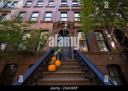 Le decorazioni annuali di Halloween sono decorate nel West Village di New York City Foto Stock